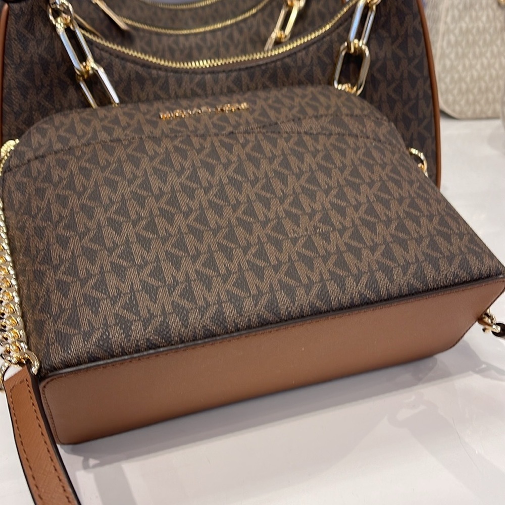 MICHAEL KORS
Jet Set Travel Medium Logo Dome Crossbody Bag
Brown 
NWT - Picture 14 of 16